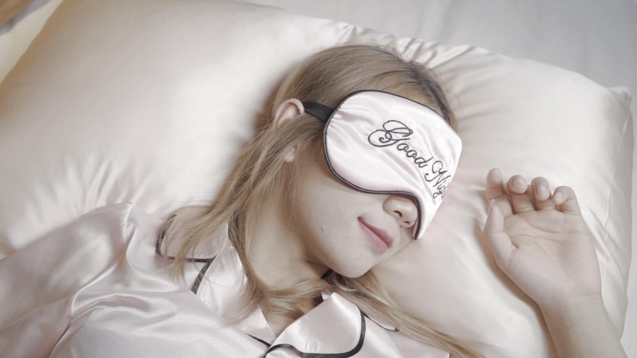 Benda per maschera per gli occhi per dormire in morbido raso con cinturino elastico Visiera morbida per la copertura degli occhi per dormire la notte Logo ricamato